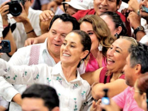 Entrega de constancia de registro a precandidato único de Morena en Yucatán por Sheinbaum